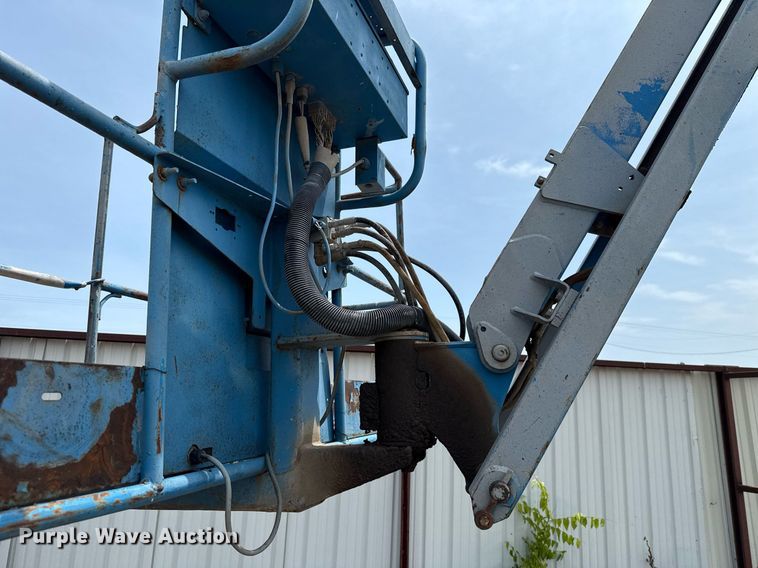 image for item EJ4700 2004 Genie S-85 boom lift