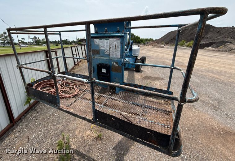 image for item EJ4700 2004 Genie S-85 boom lift