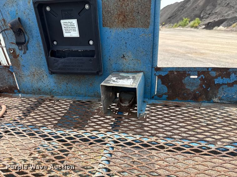 image for item EJ4700 2004 Genie S-85 boom lift