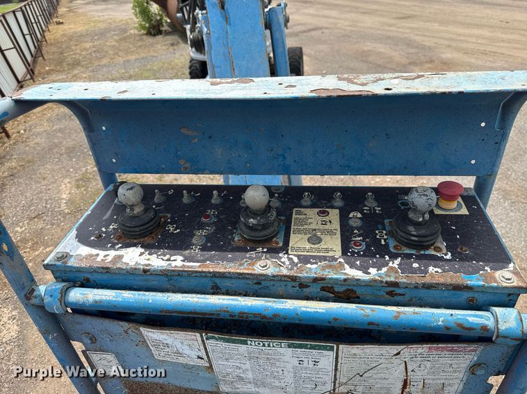 image for item EJ4700 2004 Genie S-85 boom lift