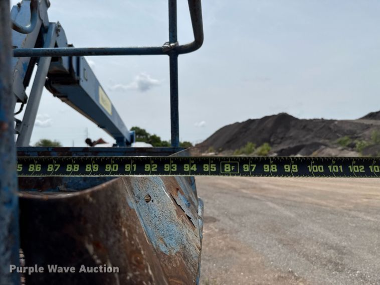 image for item EJ4700 2004 Genie S-85 boom lift