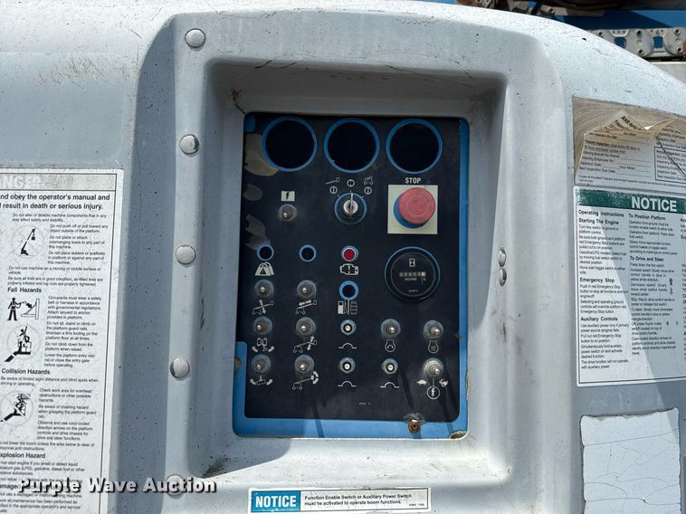 image for item EJ4700 2004 Genie S-85 boom lift