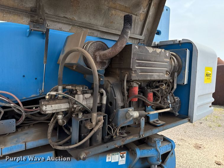 image for item EJ4700 2004 Genie S-85 boom lift