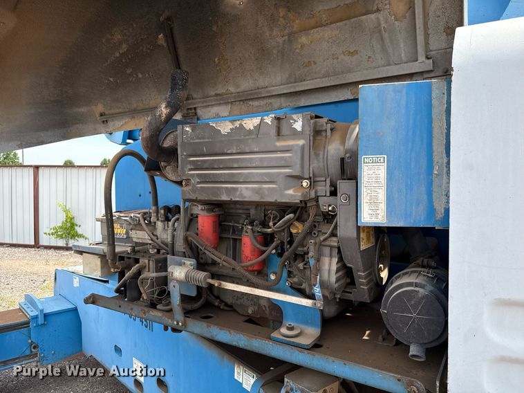 image for item EJ4700 2004 Genie S-85 boom lift