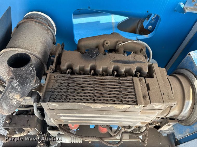 image for item EJ4700 2004 Genie S-85 boom lift