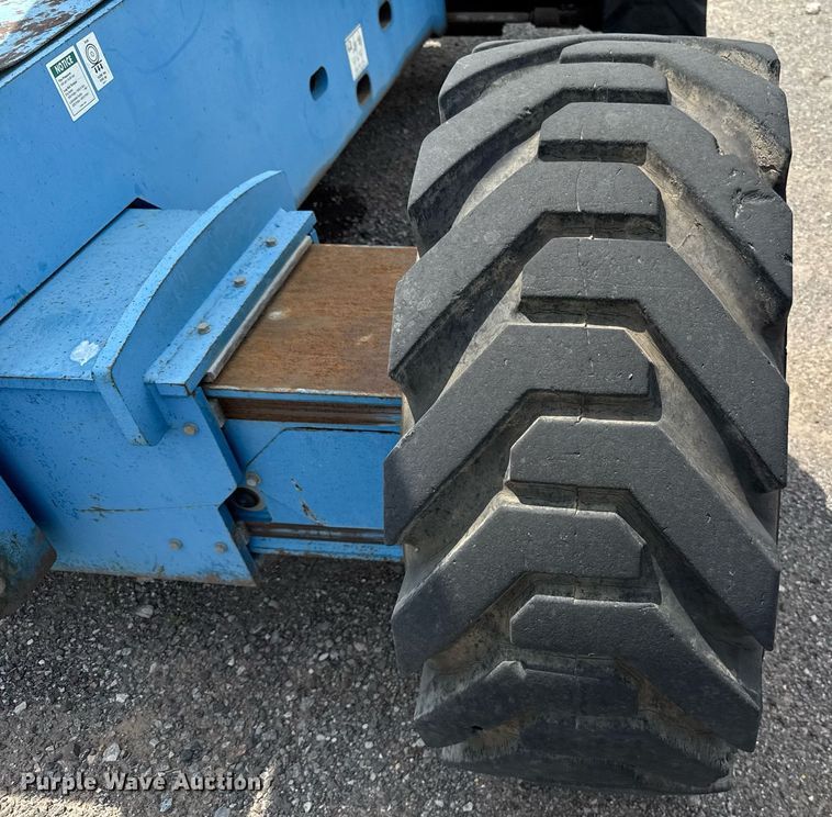 image for item EJ4700 2004 Genie S-85 boom lift