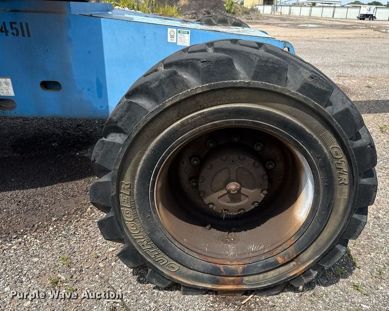 image for item EJ4700 2004 Genie S-85 boom lift