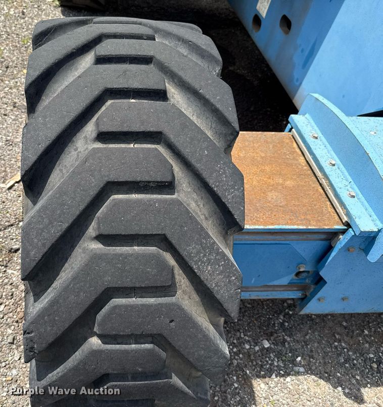 image for item EJ4700 2004 Genie S-85 boom lift