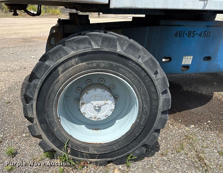 image for item EJ4700 2004 Genie S-85 boom lift