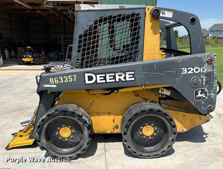 image for item EJ4725 2011 John Deere 320D skid steer loader