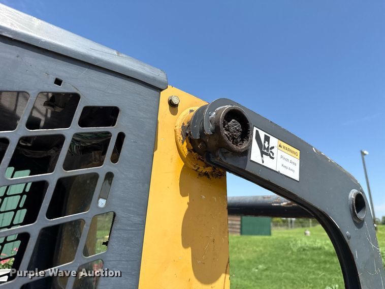 image for item EJ4725 2011 John Deere 320D skid steer loader