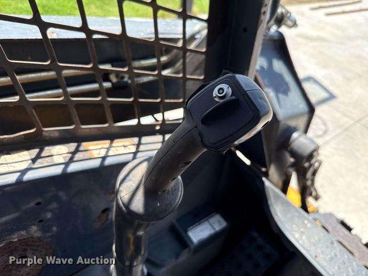 image for item EJ4725 2011 John Deere 320D skid steer loader