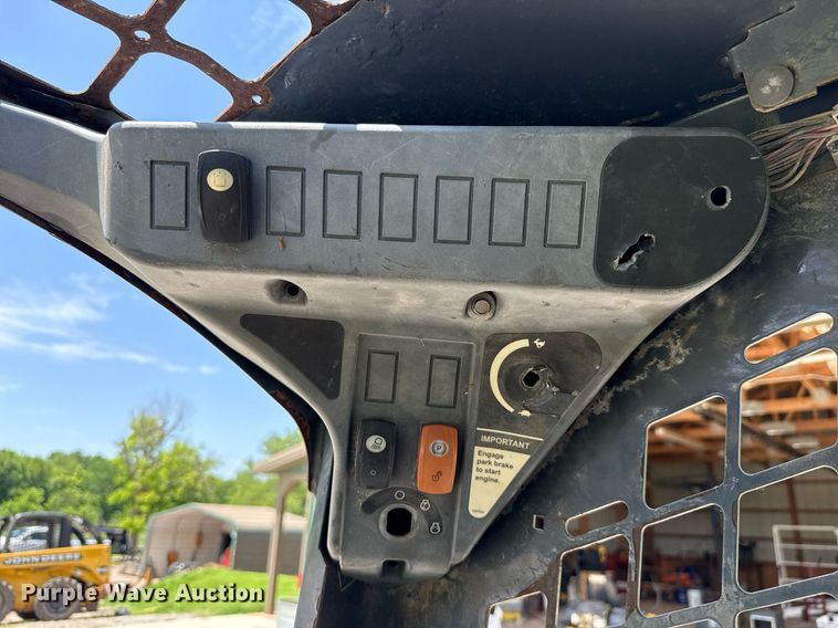 image for item EJ4725 2011 John Deere 320D skid steer loader