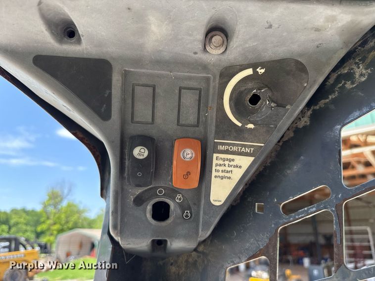 image for item EJ4725 2011 John Deere 320D skid steer loader