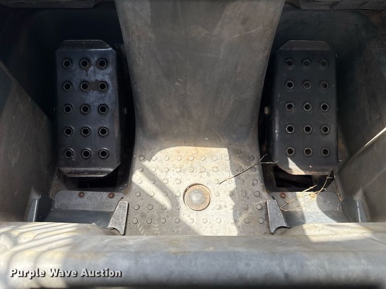 image for item EJ4725 2011 John Deere 320D skid steer loader