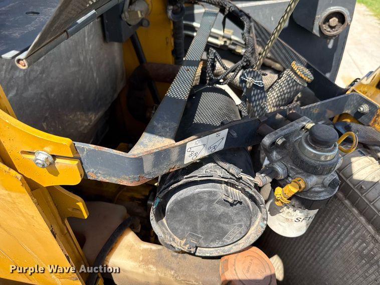 image for item EJ4725 2011 John Deere 320D skid steer loader