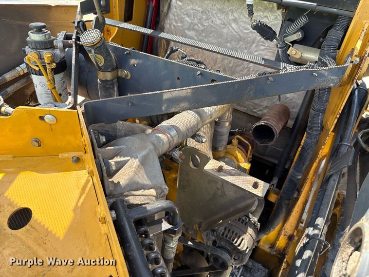 image for item EJ4725 2011 John Deere 320D skid steer loader