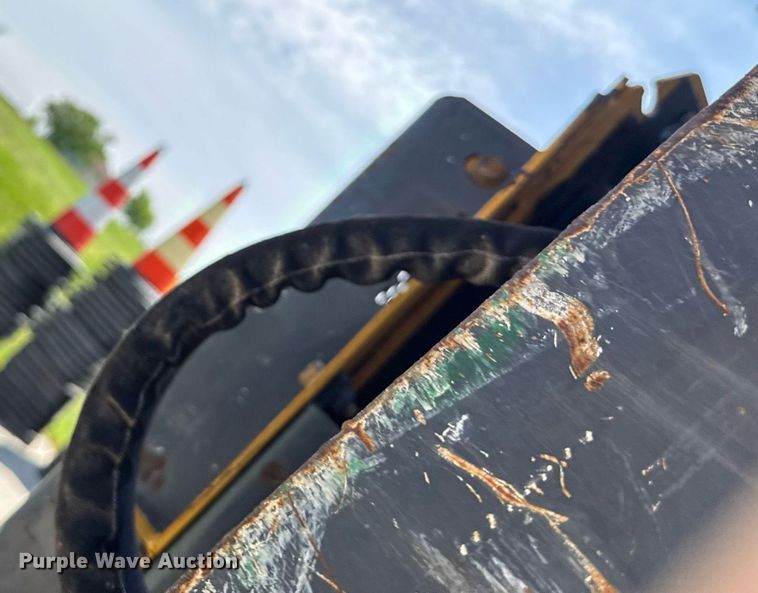 image for item EJ4725 2011 John Deere 320D skid steer loader