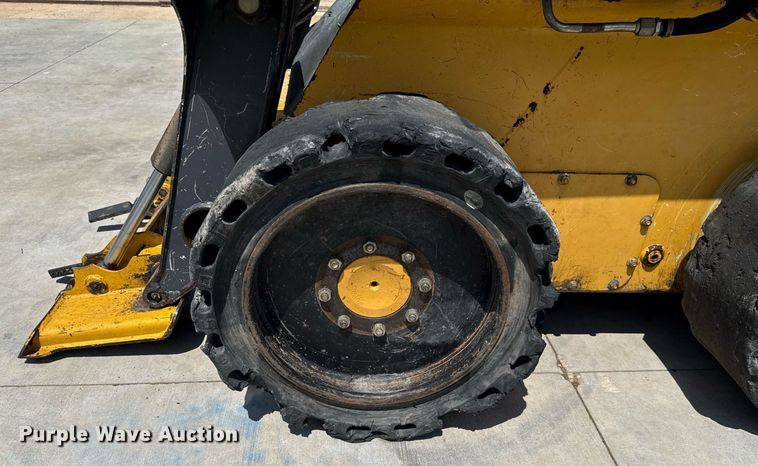 image for item EJ4725 2011 John Deere 320D skid steer loader