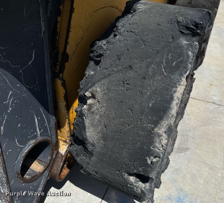 image for item EJ4725 2011 John Deere 320D skid steer loader