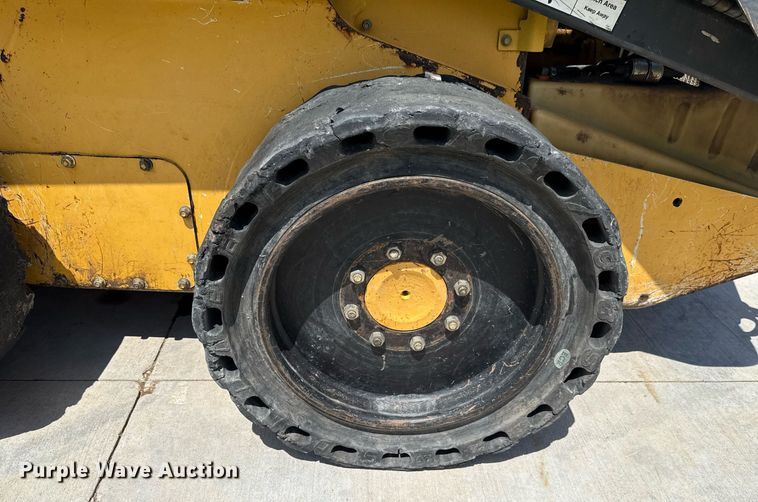 image for item EJ4725 2011 John Deere 320D skid steer loader