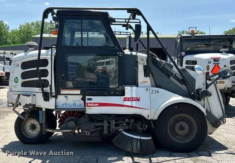 image for item EK8174 2009 Elgin Pelican NP street sweeper