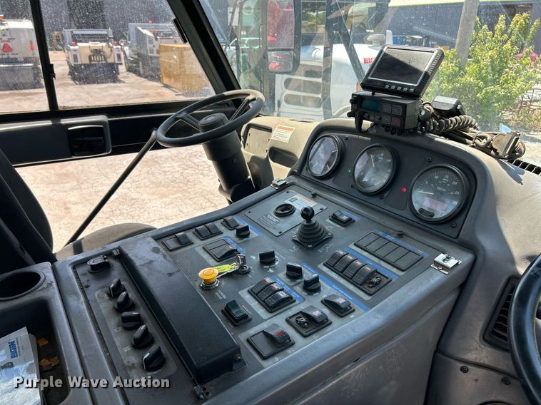 image for item EK8174 2009 Elgin Pelican NP street sweeper