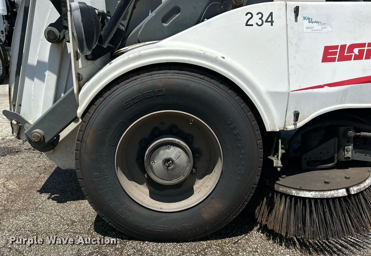 image for item EK8174 2009 Elgin Pelican NP street sweeper