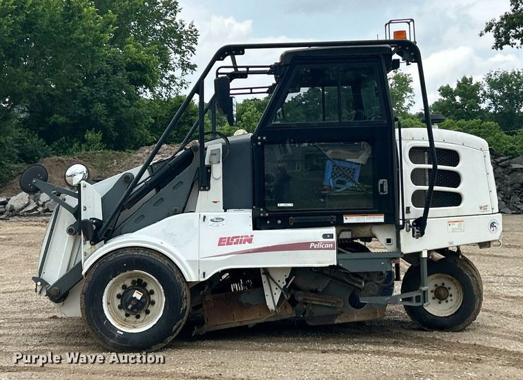 image for item EK8189 2009 Elgin Pelican NP sweeper