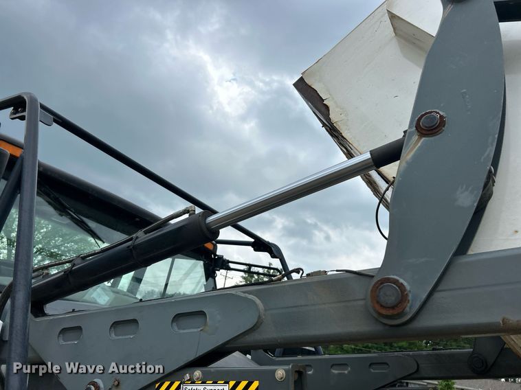 image for item EK8189 2009 Elgin Pelican NP sweeper