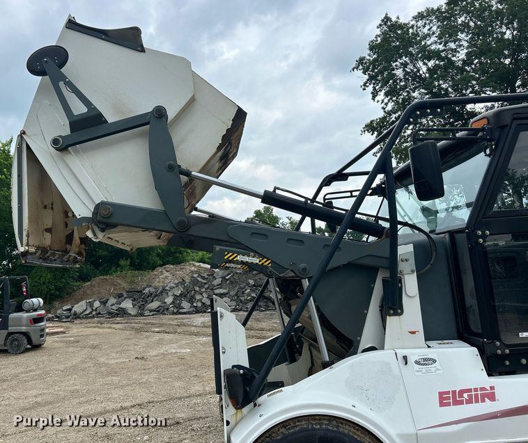 image for item EK8189 2009 Elgin Pelican NP sweeper