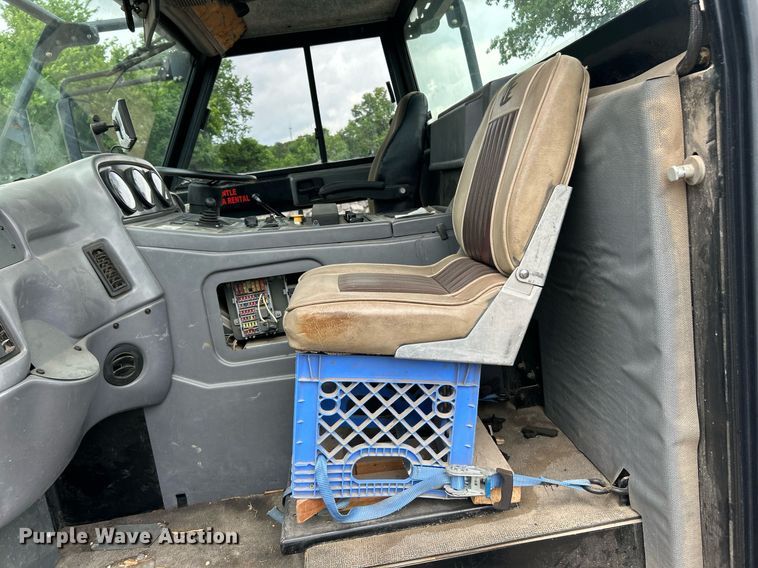 image for item EK8189 2009 Elgin Pelican NP sweeper