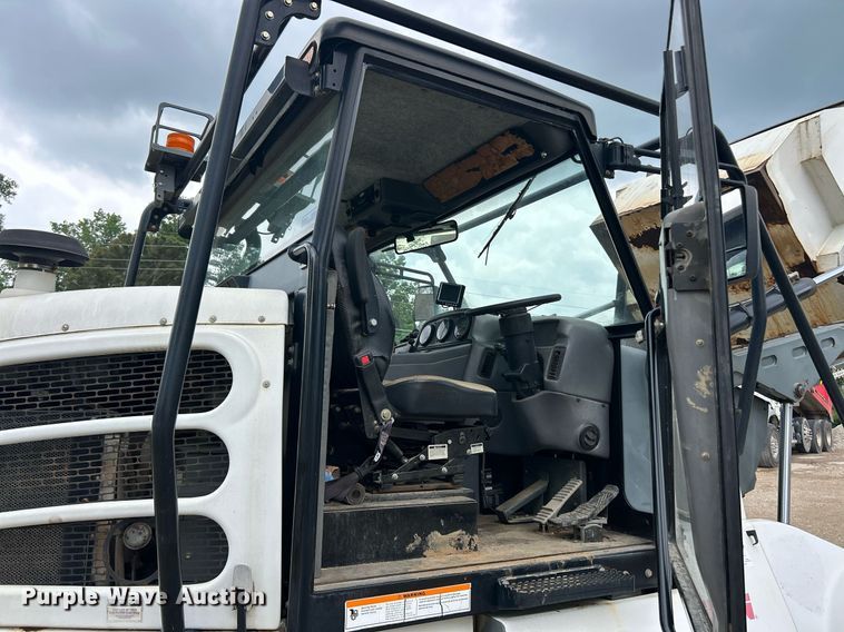 image for item EK8189 2009 Elgin Pelican NP sweeper