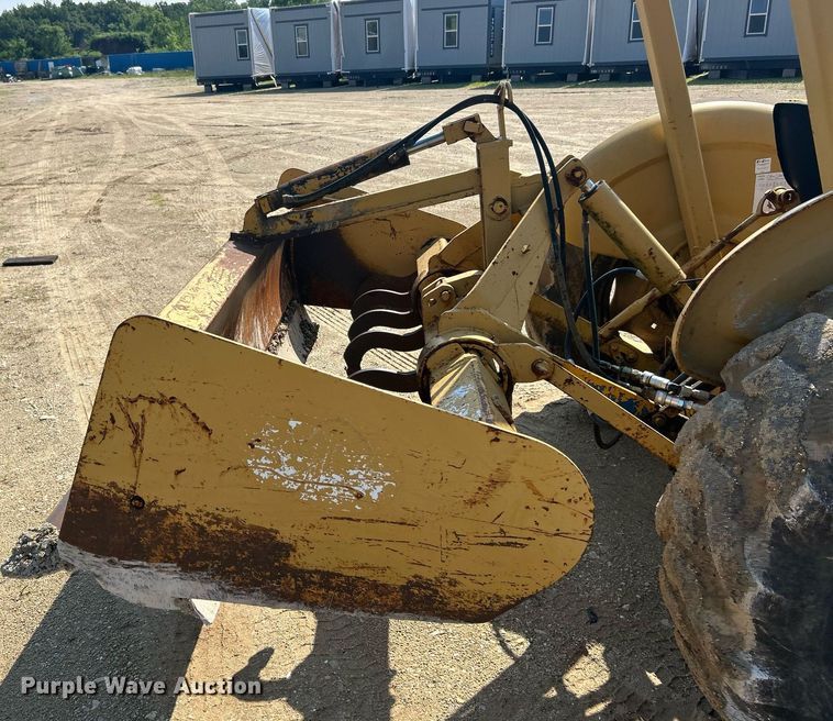 image for item EK8201 1984 Ford 445 tractor