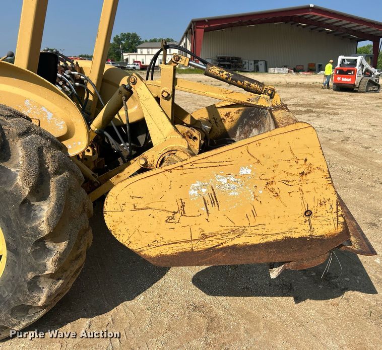 image for item EK8201 1984 Ford 445 tractor