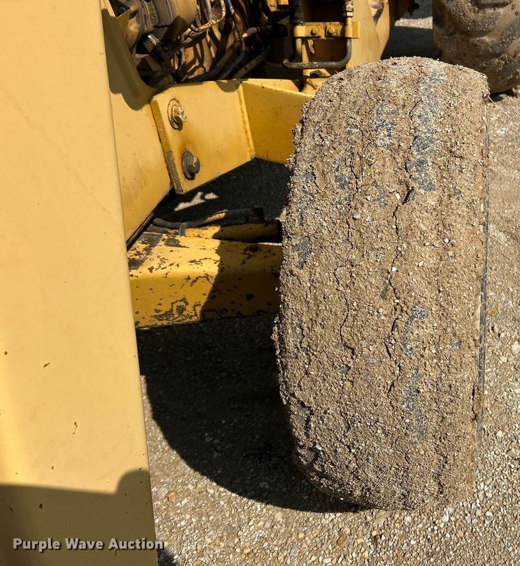 image for item EK8201 1984 Ford 445 tractor