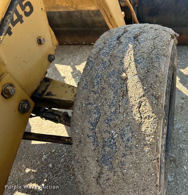 image for item EK8201 1984 Ford 445 tractor