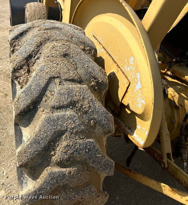 image for item EK8201 1984 Ford 445 tractor