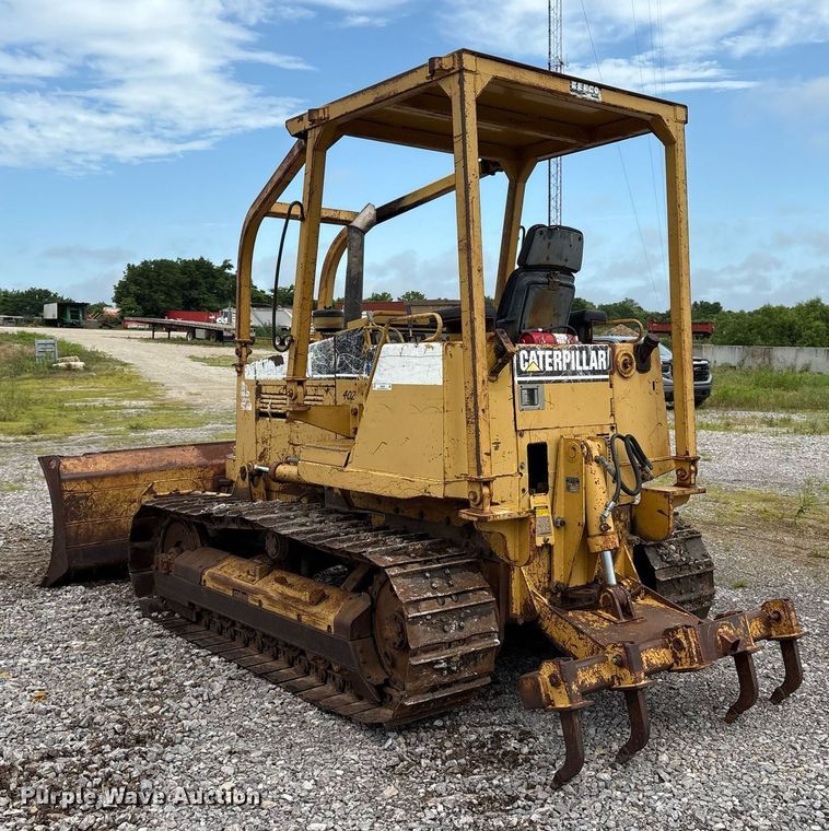 image for item EM2600 1995 Caterpillar D4C dozer