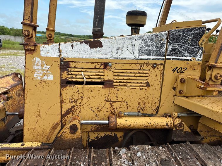 image for item EM2600 1995 Caterpillar D4C dozer