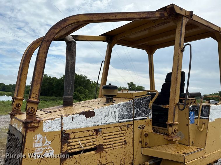 image for item EM2600 1995 Caterpillar D4C dozer