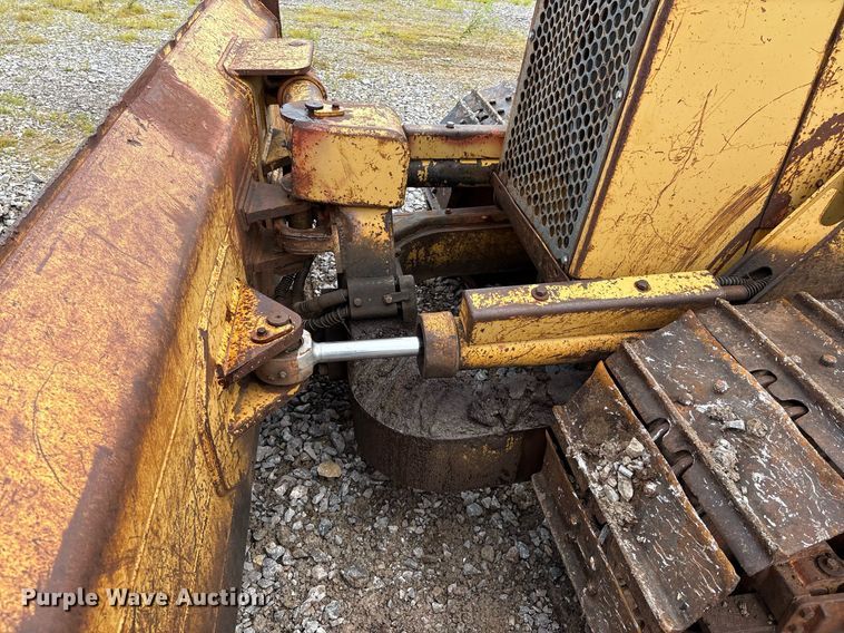 image for item EM2600 1995 Caterpillar D4C dozer