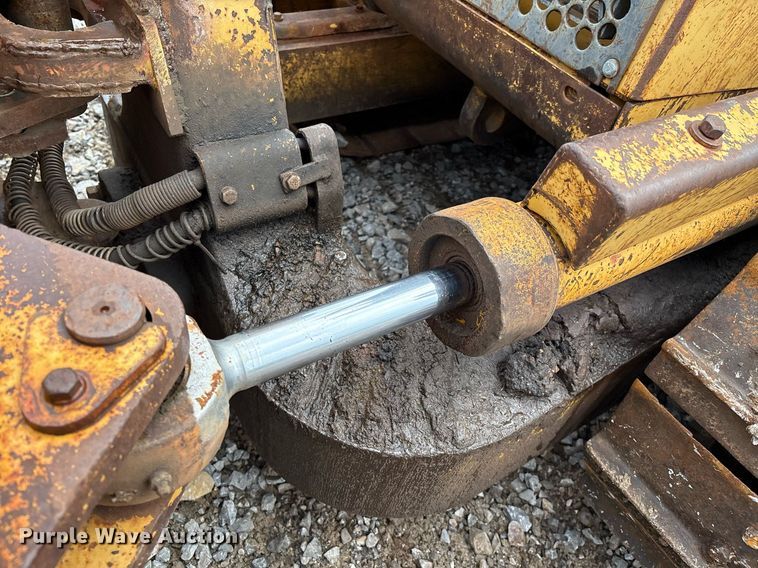 image for item EM2600 1995 Caterpillar D4C dozer