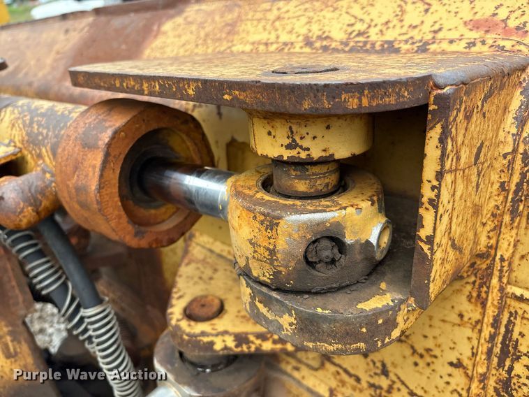 image for item EM2600 1995 Caterpillar D4C dozer