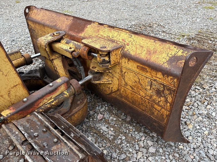 image for item EM2600 1995 Caterpillar D4C dozer