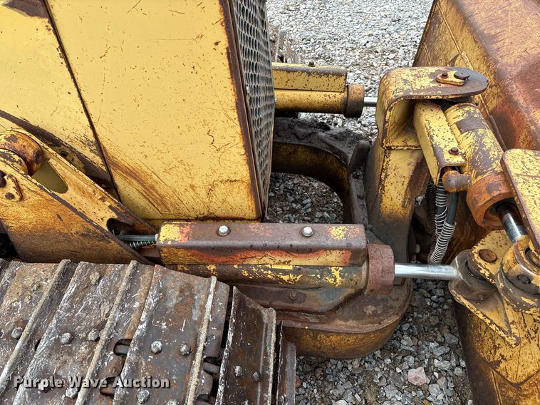 image for item EM2600 1995 Caterpillar D4C dozer