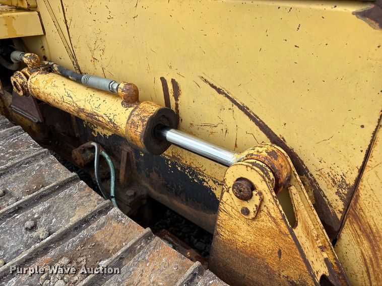 image for item EM2600 1995 Caterpillar D4C dozer