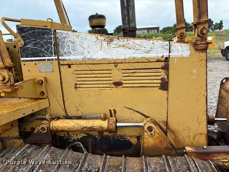 image for item EM2600 1995 Caterpillar D4C dozer