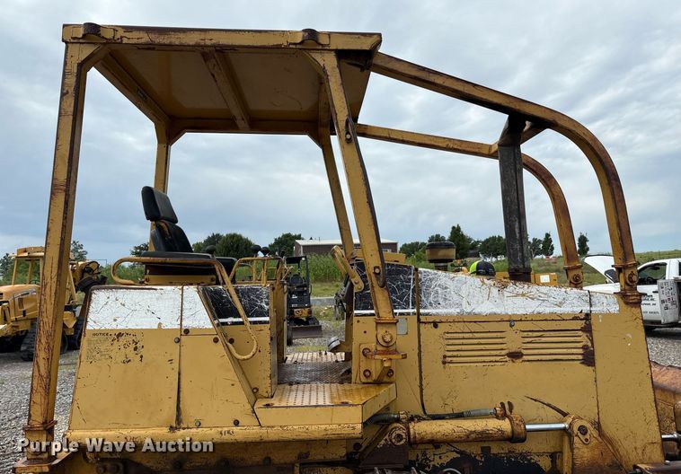 image for item EM2600 1995 Caterpillar D4C dozer