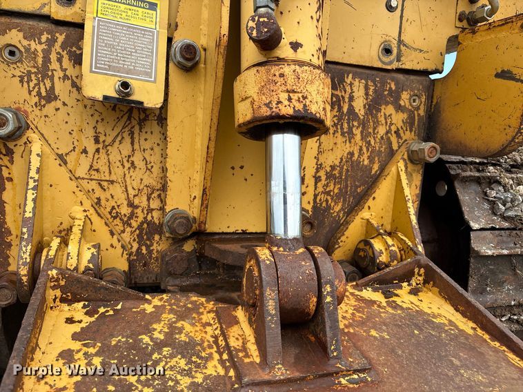 image for item EM2600 1995 Caterpillar D4C dozer